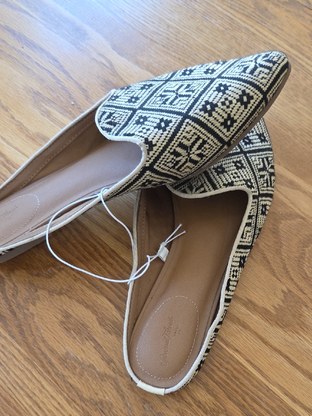 Universal Thread Black and Cream Geometric Slip-On Flats 🟨 TOTE